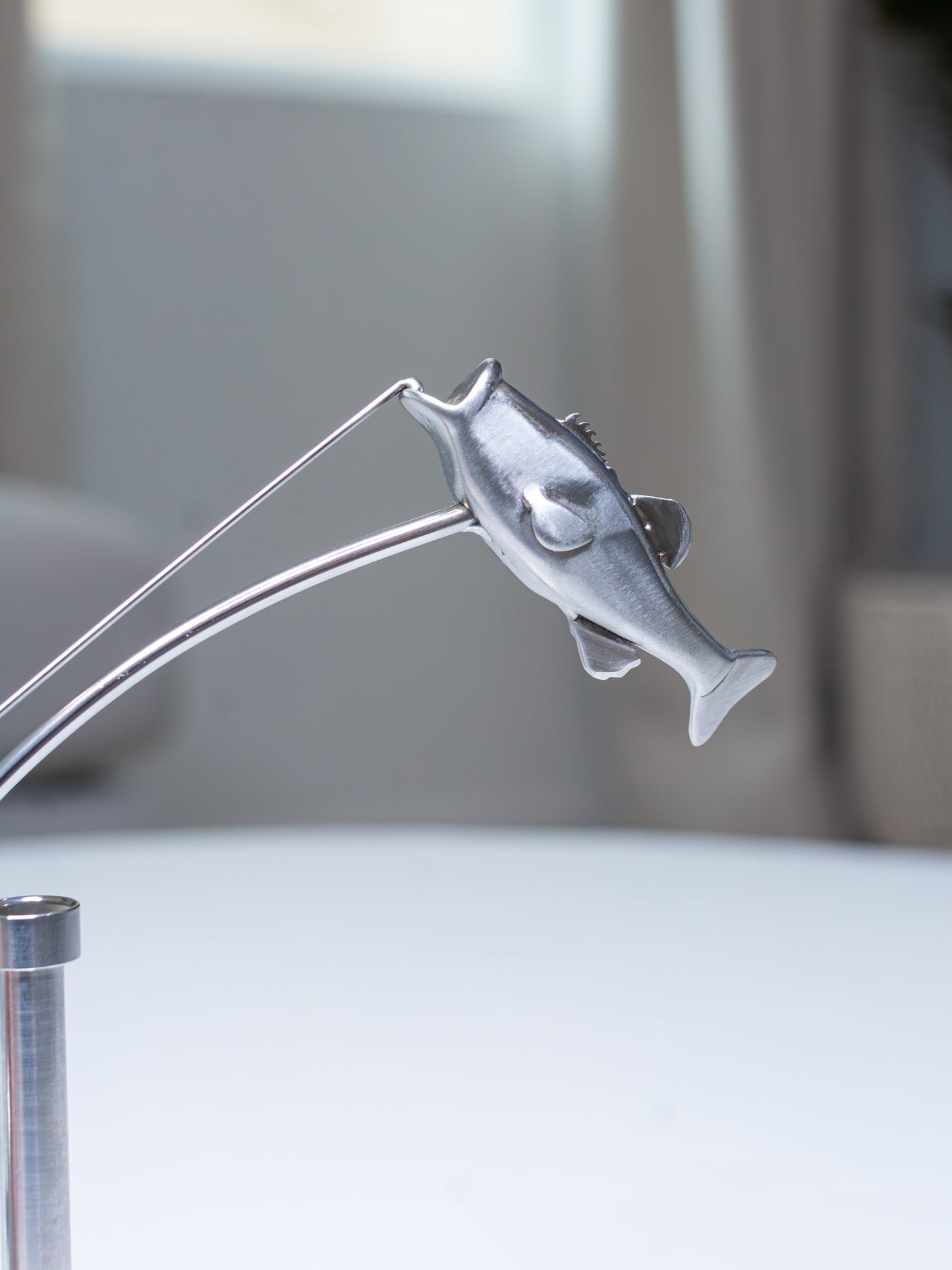 đŁDen balanserende fiskerskulpturen