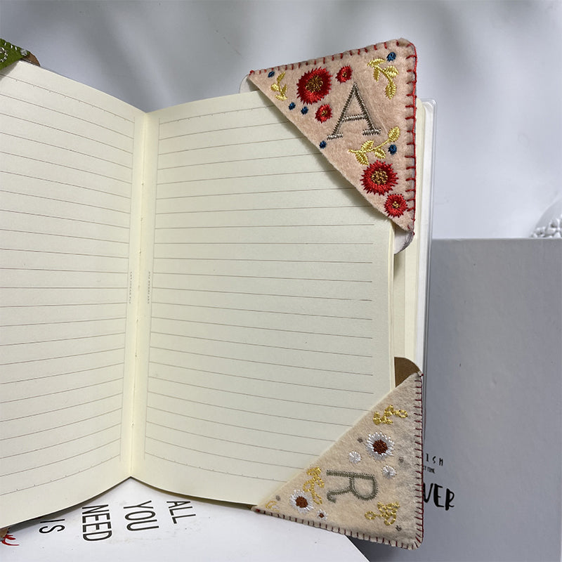 Personlig håndbrodert hjørnebokmerke