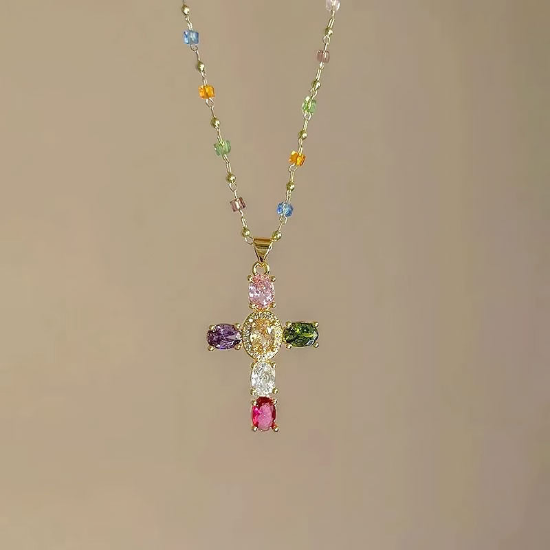 ✨Fargerikt halskjede med zirkonia-kors ✨