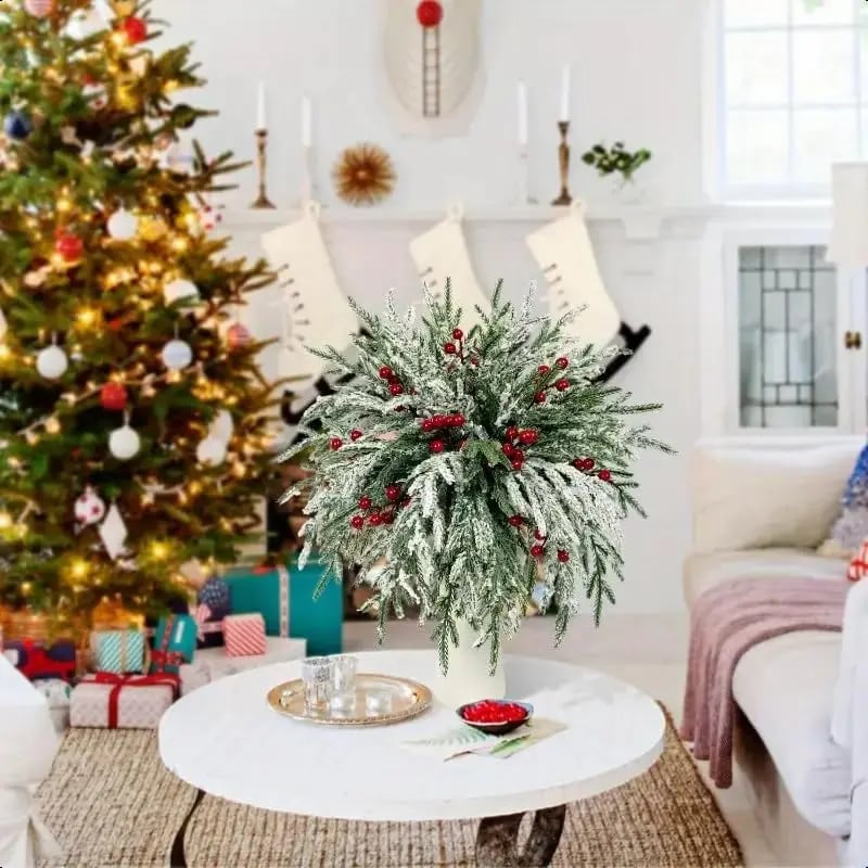 Kunstige grener av Norfolk-gran med røde bær – bærekraftig julepynt!